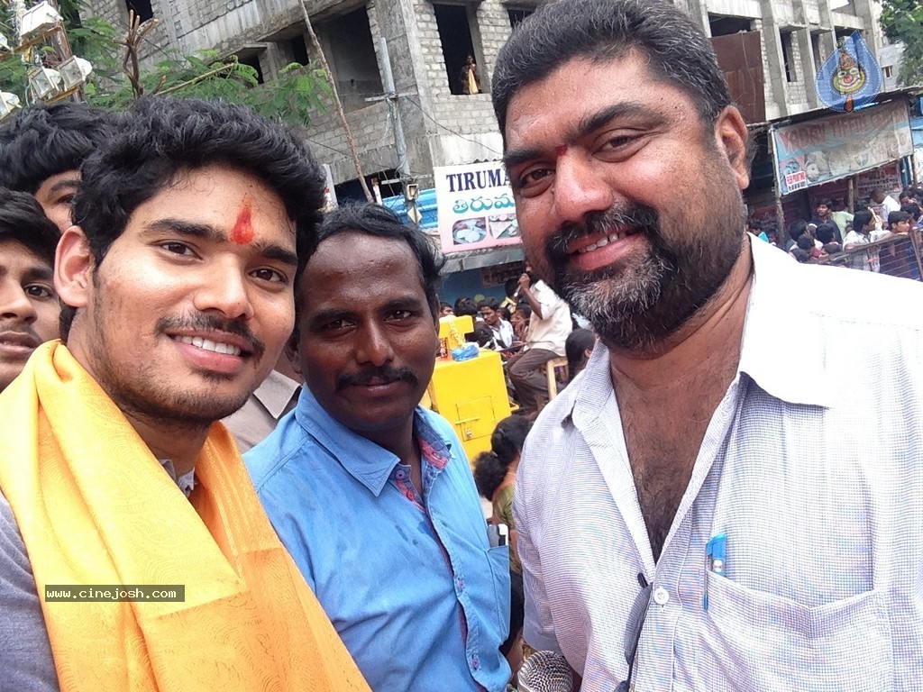 Hero Sudhakar at Khairatabad Ganesh - 9 / 15 photos