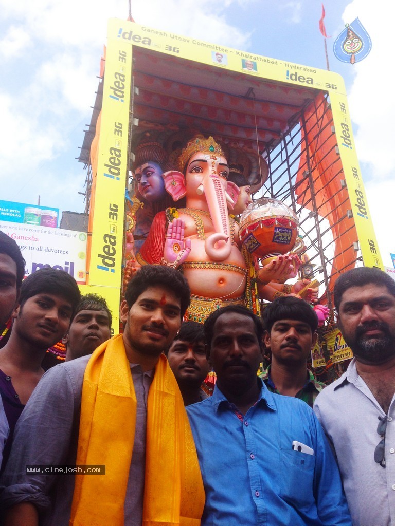 Hero Sudhakar at Khairatabad Ganesh - 13 / 15 photos