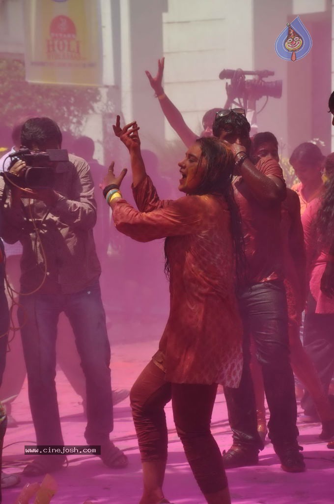 Holi 2014 Celebrations in Hyderabad - 54 / 151 photos