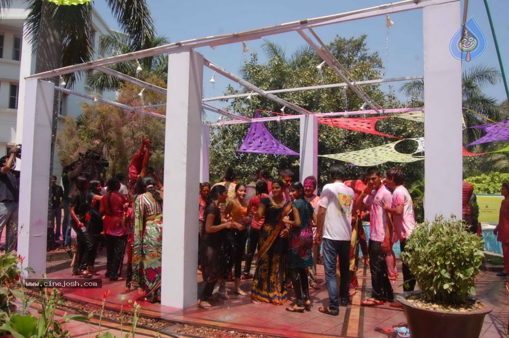 Holi 2014 Celebrations in Hyderabad - 103 / 151 photos