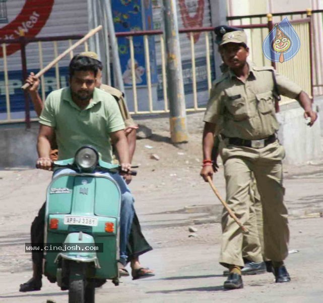 Hyderabad Old City Curfew Pics   - 100 / 102 photos