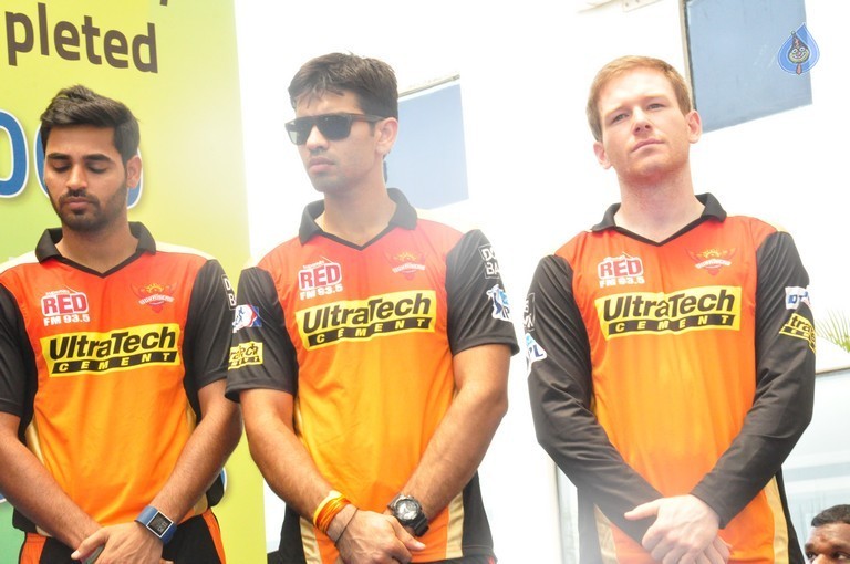 IPL Sunrisers Team Felicitates Apollo Doctors - 15 / 40 photos
