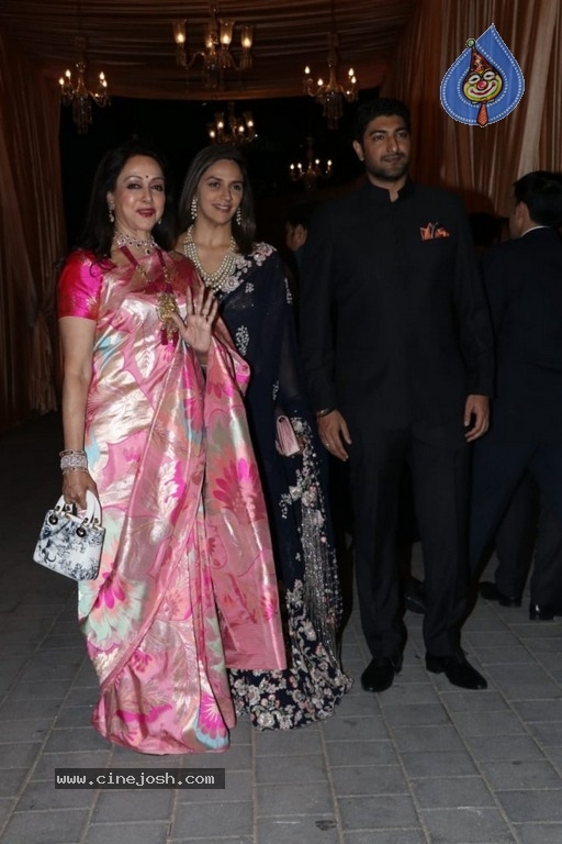 Isha Ambani & Anand Piramal Wedding Reception - 24 / 34 photos