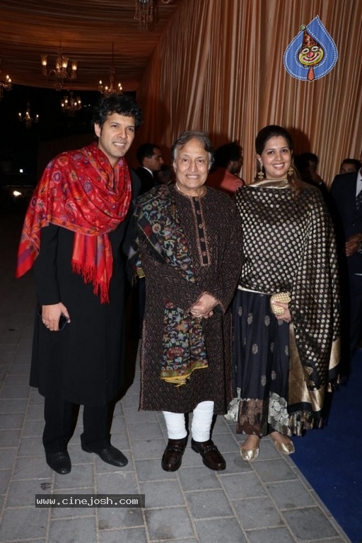 Isha Ambani & Anand Piramal Wedding Reception - 25 / 34 photos