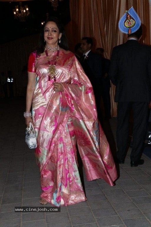 Isha Ambani & Anand Piramal Wedding Reception - 32 / 34 photos