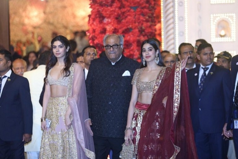 Isha Ambani and Anand Piramal Wedding Reception  - 15 / 48 photos
