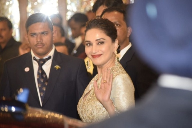 Isha Ambani and Anand Piramal Wedding Reception  - 34 / 48 photos