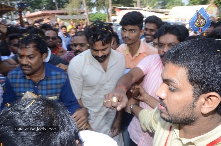 Jawaan Movie Team at Maddi Anjaneya Swamy Temple - 14 / 17 photos