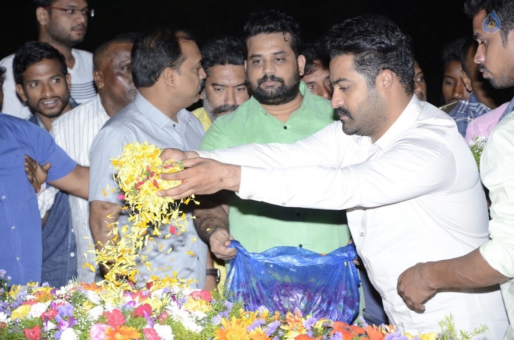 JR NTR visits NTR Ghat on NTR Birth Anniversary - 15 / 47 photos