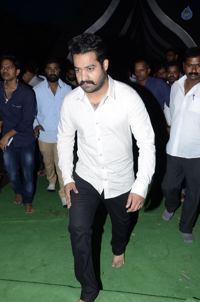 JR NTR visits NTR Ghat on NTR Birth Anniversary - 16 / 47 photos