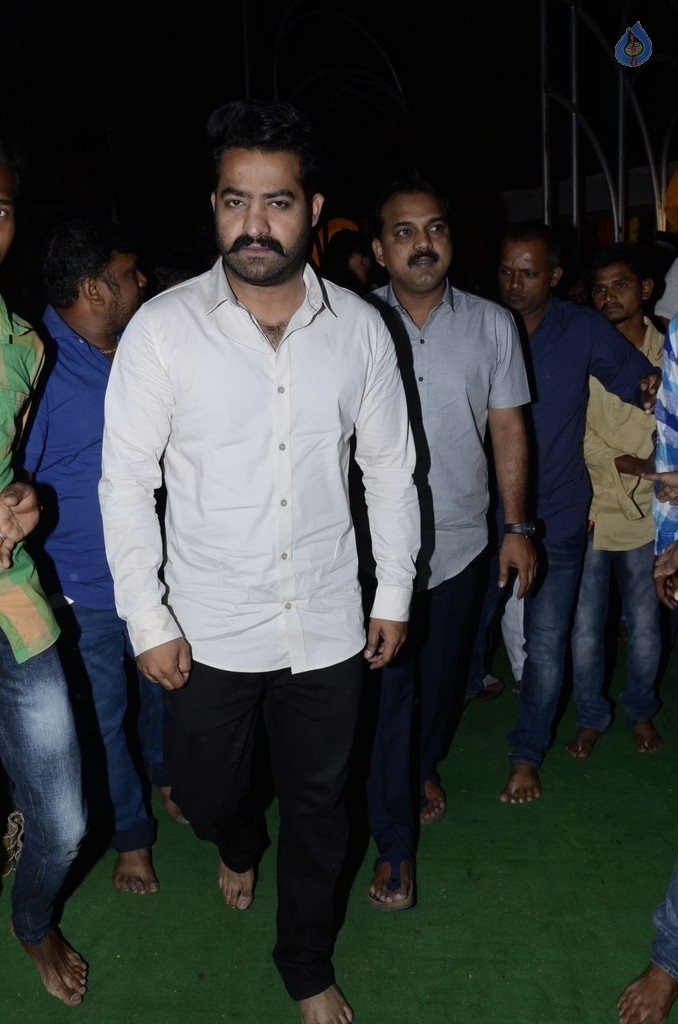 JR NTR visits NTR Ghat on NTR Birth Anniversary - 20 / 47 photos