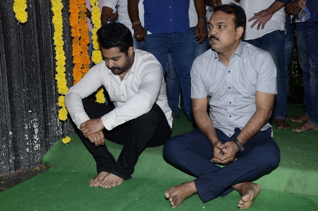 JR NTR visits NTR Ghat on NTR Birth Anniversary - 23 / 47 photos
