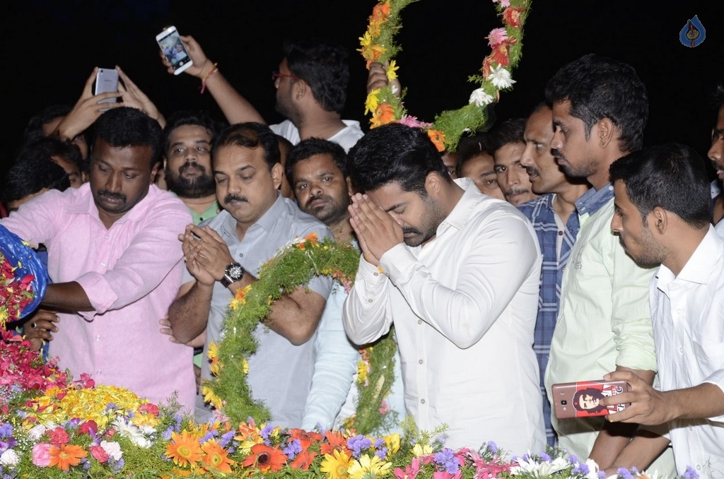 JR NTR visits NTR Ghat on NTR Birth Anniversary - 26 / 47 photos