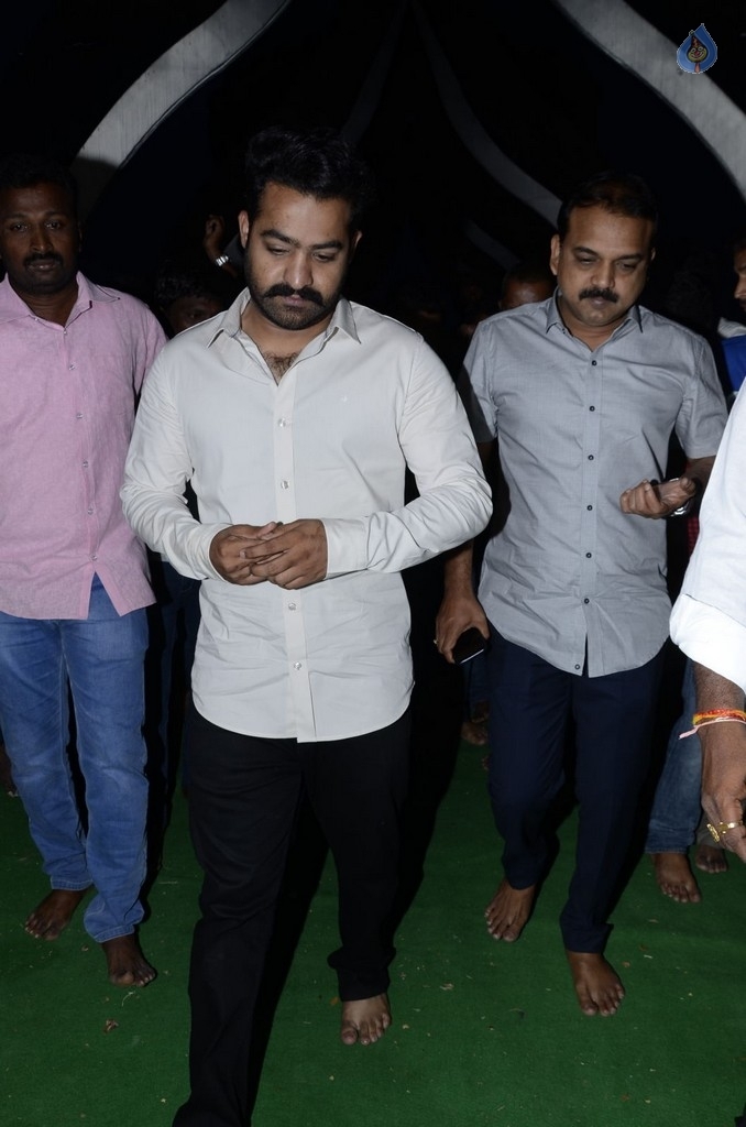 JR NTR visits NTR Ghat on NTR Birth Anniversary - 28 / 47 photos
