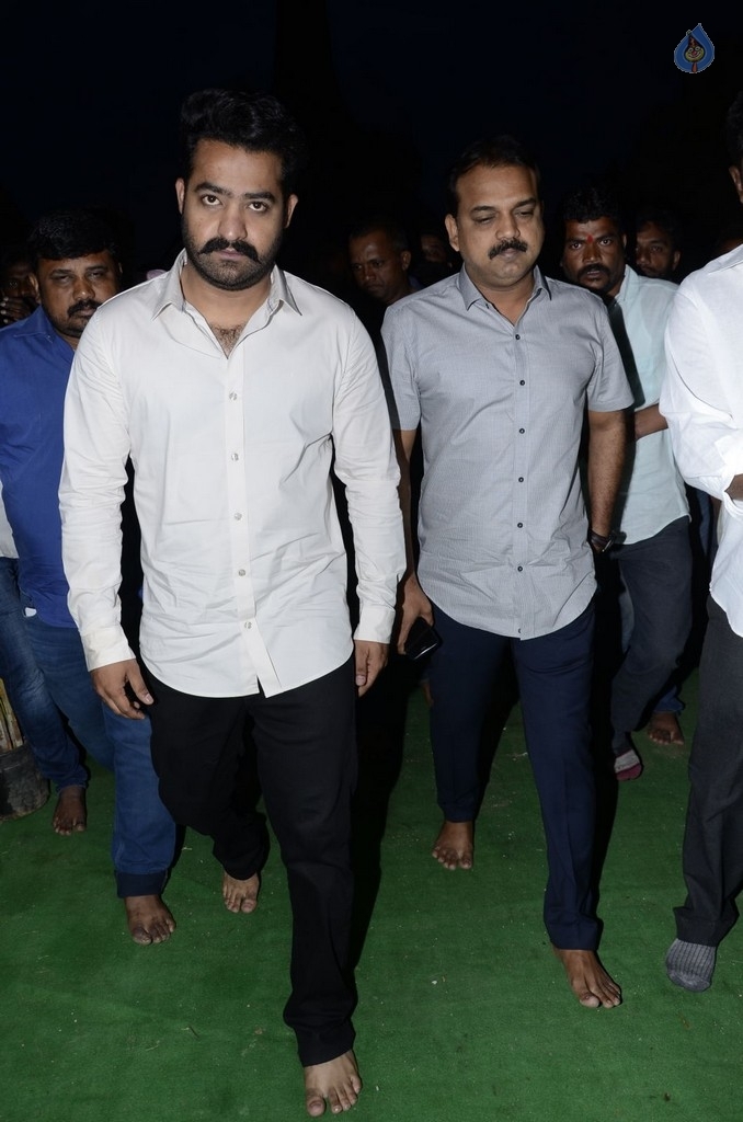JR NTR visits NTR Ghat on NTR Birth Anniversary - 30 / 47 photos