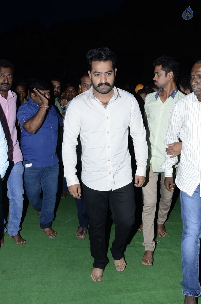JR NTR visits NTR Ghat on NTR Birth Anniversary - 31 / 47 photos