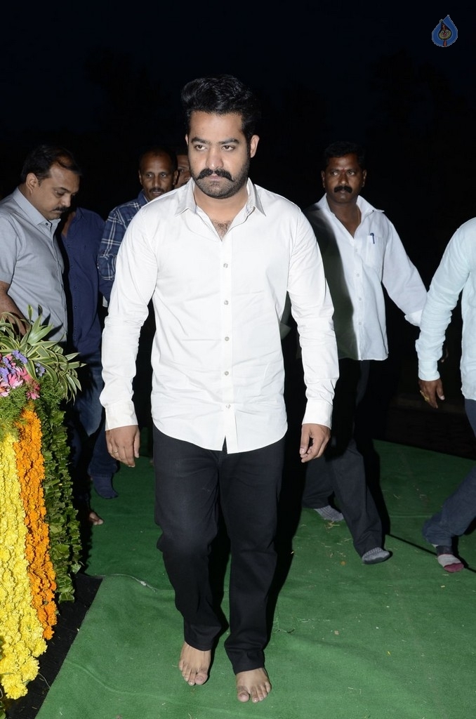 JR NTR visits NTR Ghat on NTR Birth Anniversary - 32 / 47 photos