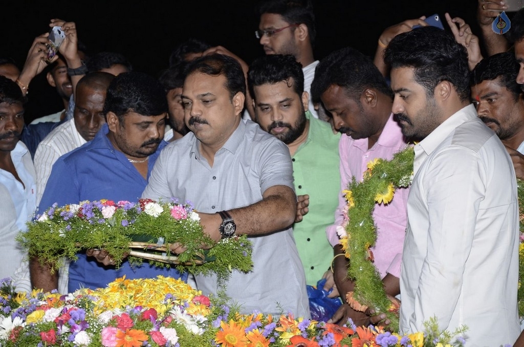 JR NTR visits NTR Ghat on NTR Birth Anniversary - 33 / 47 photos