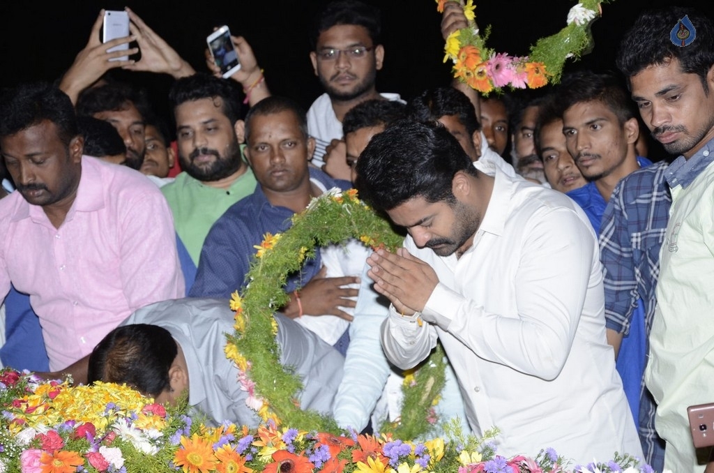 JR NTR visits NTR Ghat on NTR Birth Anniversary - 37 / 47 photos