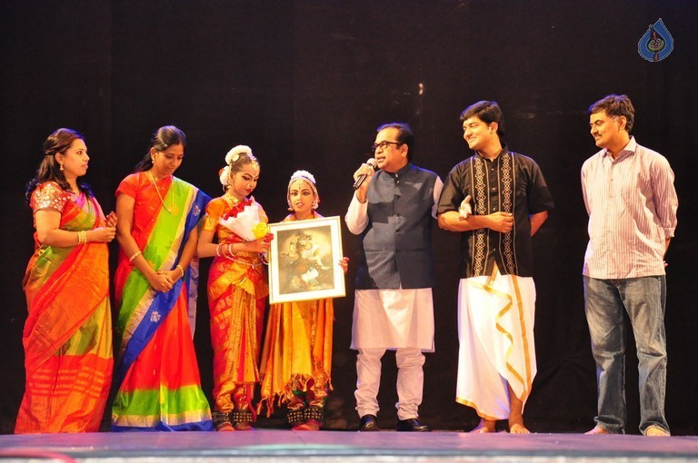 K A Lakshmi Bharatanatyam Arangetram Photos - 17 / 38 photos