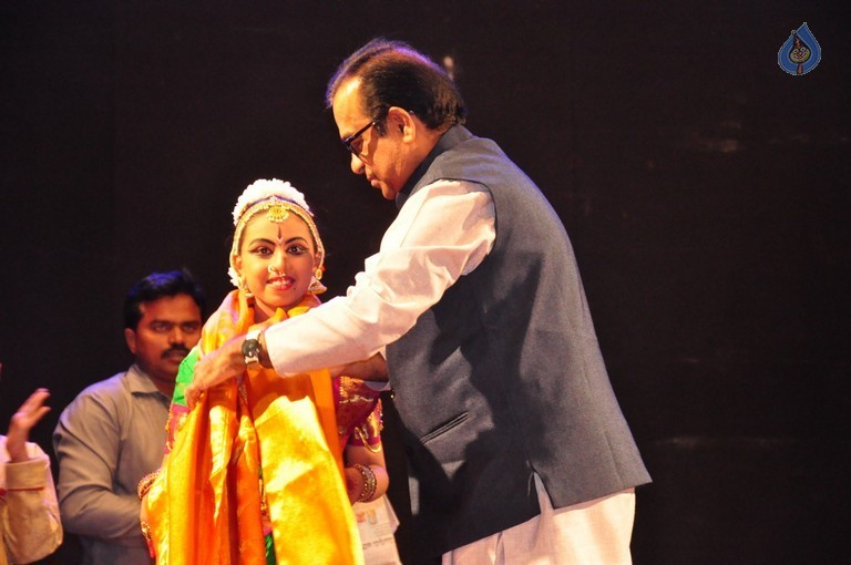 K A Lakshmi Bharatanatyam Arangetram Photos - 24 / 38 photos