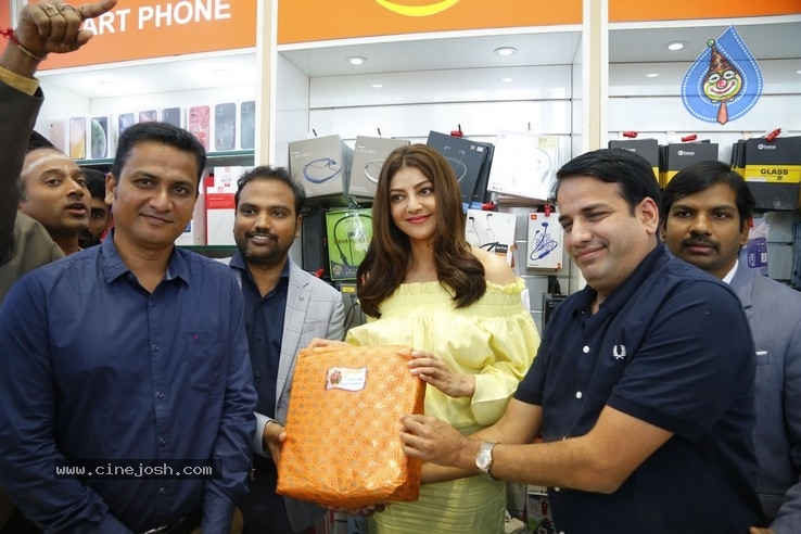 Kajal Launches Happi Mobiles Store at Vizag - 22 / 32 photos