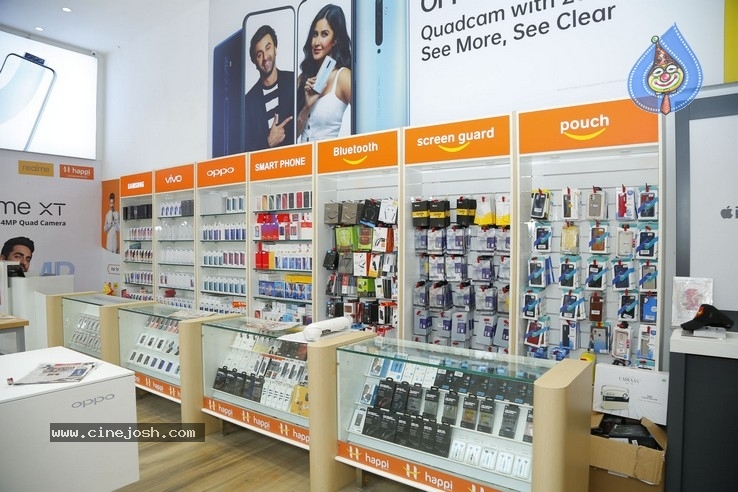 Kajal Launches Happi Mobiles Store at Vizag - 23 / 32 photos