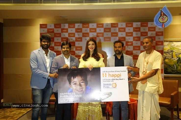 Kajal Launches Happi Mobiles Store at Vizag - 29 / 32 photos