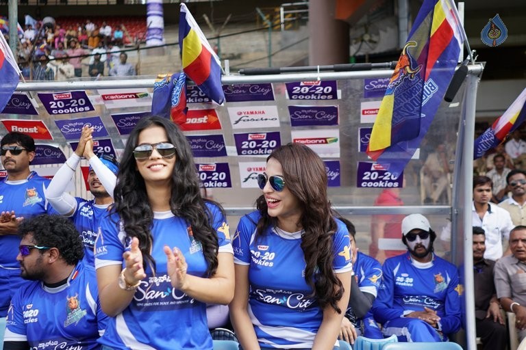 Karnataka Bulldozers Vs Chennai Rhinos Match Photos - 40 / 42 photos