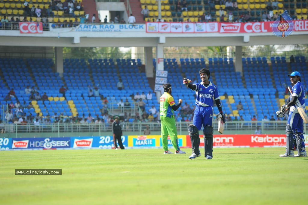 Karnataka Bulldozers Vs Kerala Strikers Match Photos - 49 / 60 photos