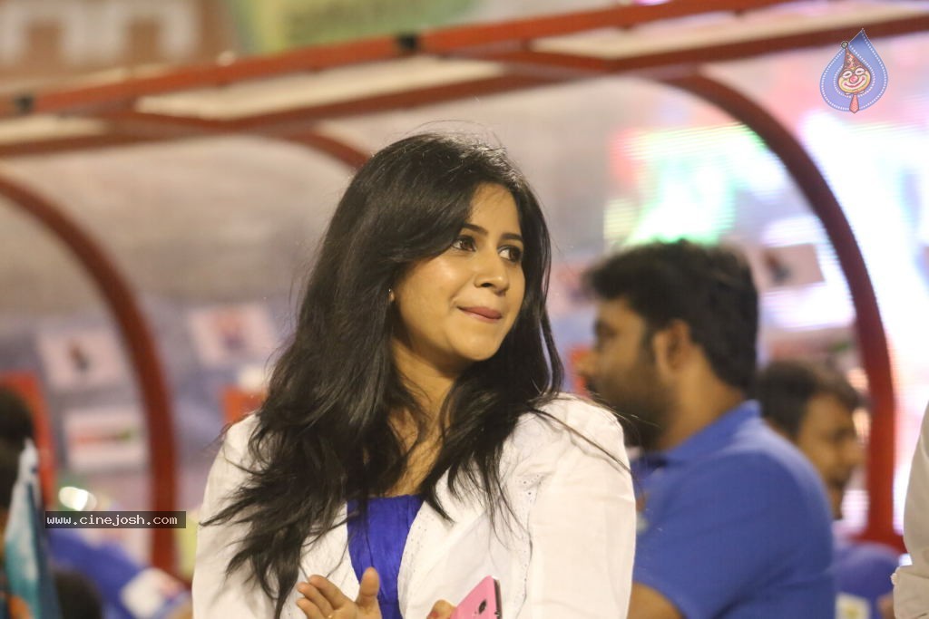 Karnataka Bulldozers Vs Mumbai Heroes Match - 25 / 202 photos