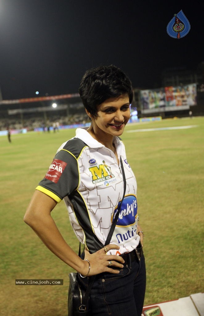 Karnataka Bulldozers Vs Mumbai Heroes Match - 26 / 202 photos