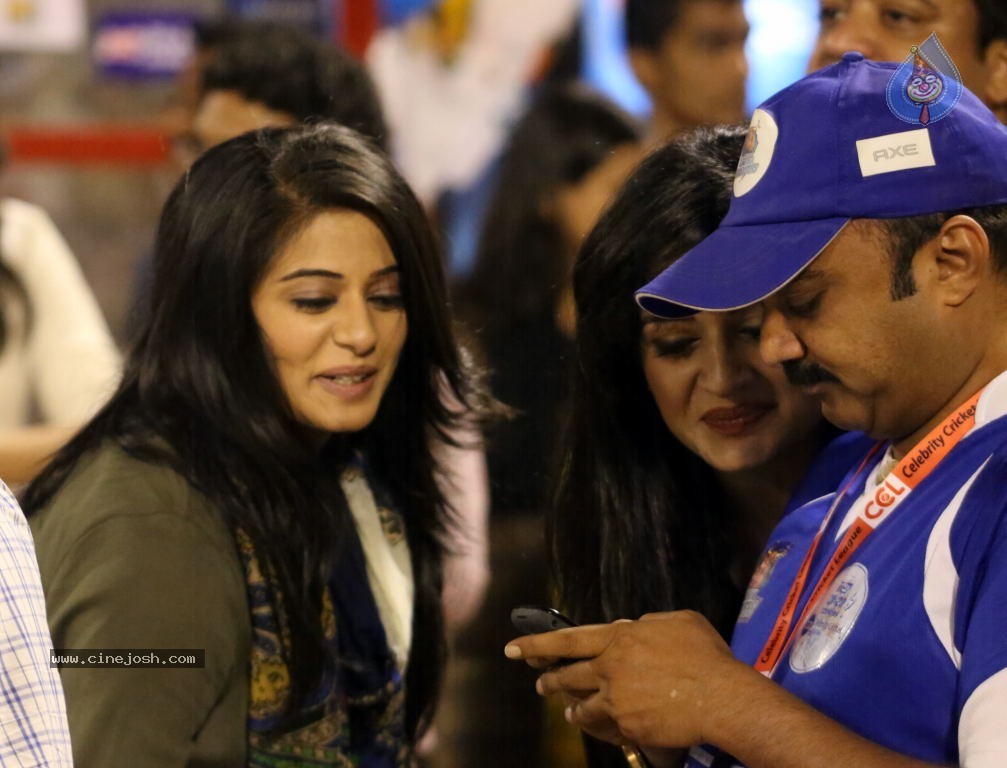 Karnataka Bulldozers Vs Mumbai Heroes Match - 34 / 202 photos