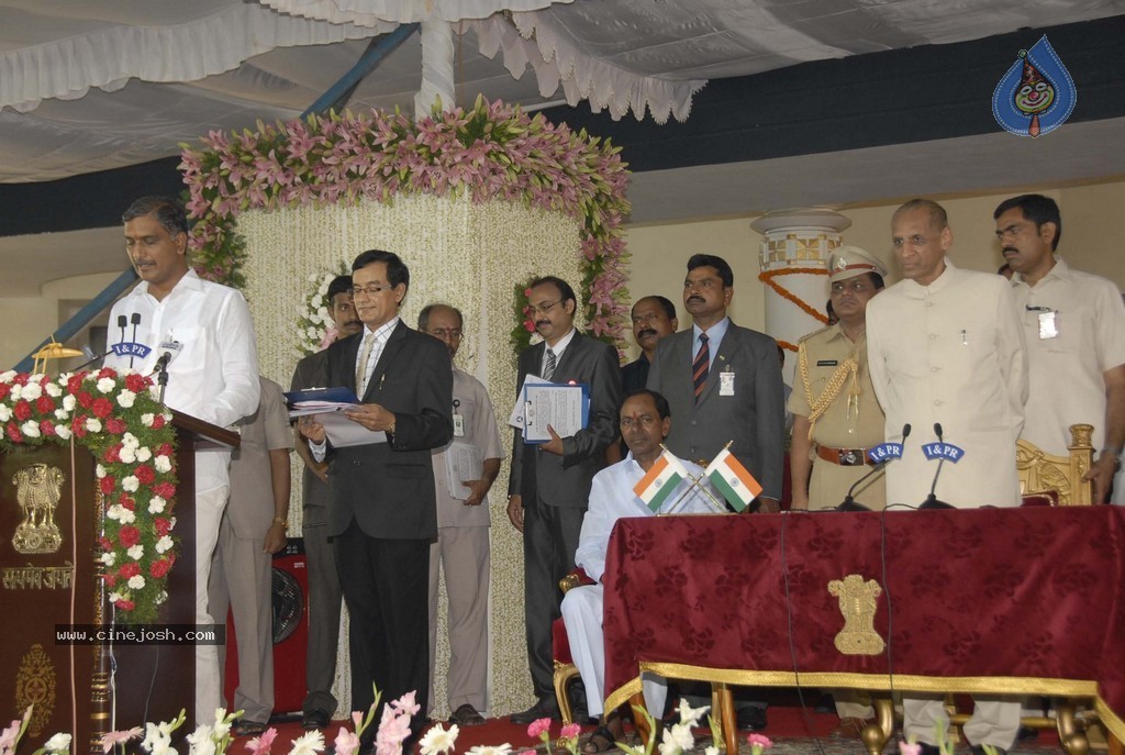 KCR Sworn in as Telangana CM - 56 / 97 photos