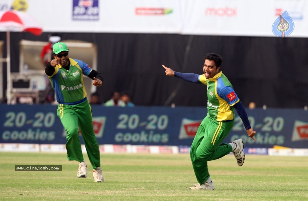 Kerala Strikers Vs Bhojpuri Dabanggs Match Photos - 72 / 183 photos