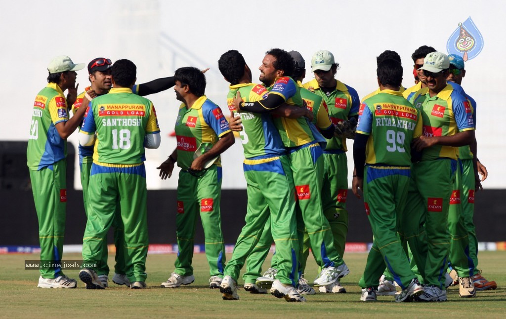 Kerala Strikers vs Karnataka Bulldozers Match - 61 / 63 photos