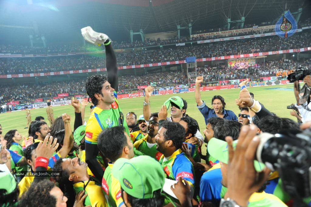 Kerala Strikers Vs Mumbai Heroes Match Photos - 168 / 169 photos