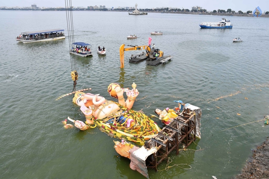 Khairatabad and Balapur Ganesh Nimajjanam Photos - 13 / 85 photos