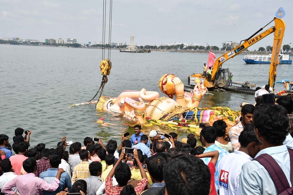 Khairatabad and Balapur Ganesh Nimajjanam Photos - 36 / 85 photos