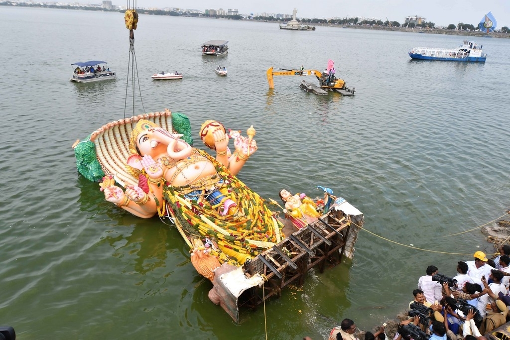 Khairatabad and Balapur Ganesh Nimajjanam Photos - 47 / 85 photos