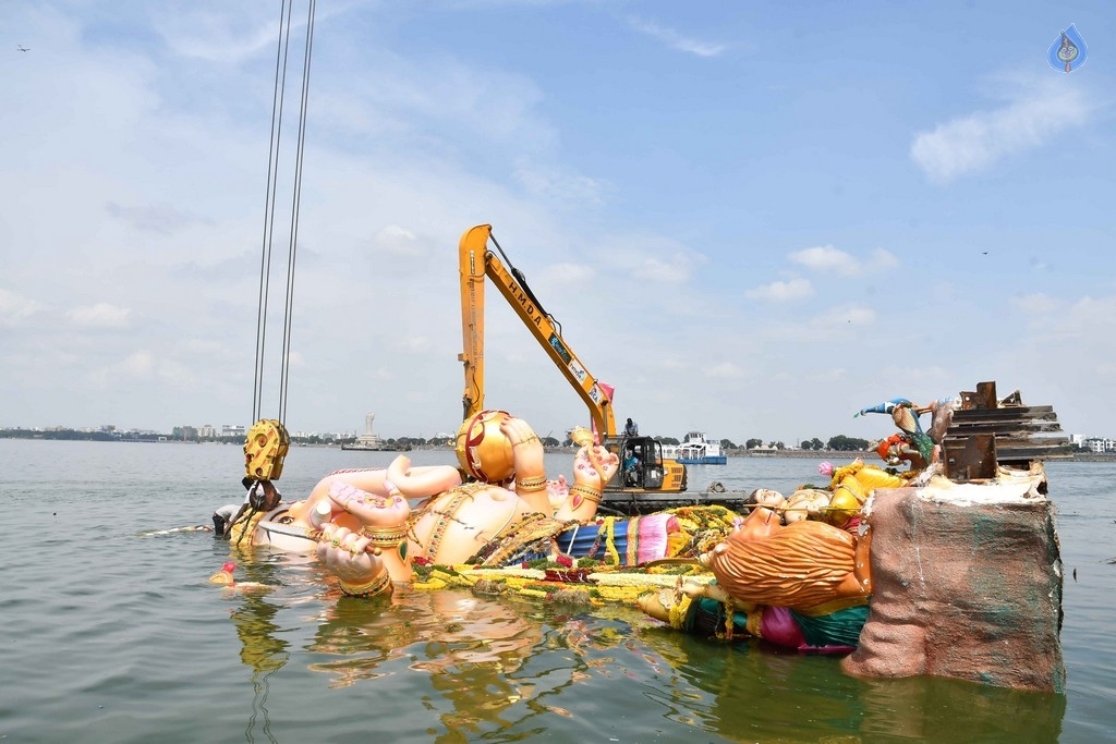 Khairatabad and Balapur Ganesh Nimajjanam Photos - 52 / 85 photos