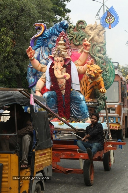 Khairatabad Ganesh Nimajjanam 2018 - 3 / 33 photos
