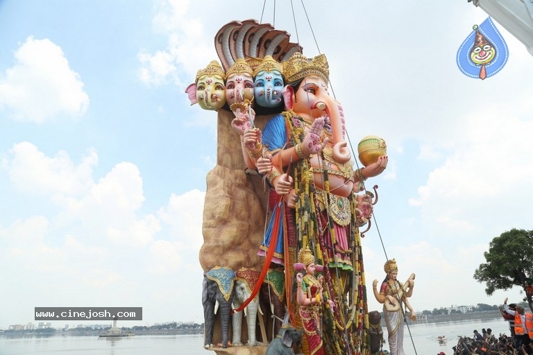 Khairatabad Ganesh Nimajjanam 2018 - 23 / 33 photos