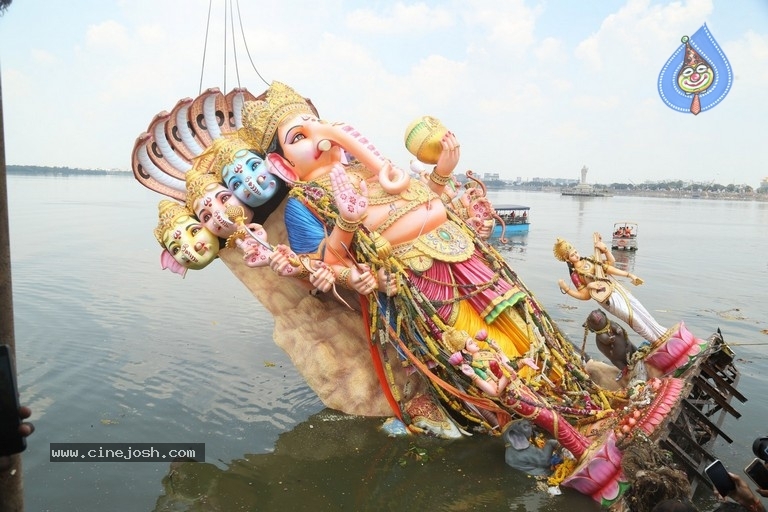 Khairatabad Ganesh Nimajjanam 2018 - 28 / 33 photos
