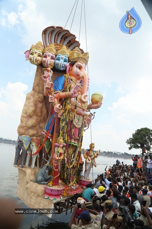 Khairatabad Ganesh Nimajjanam 2018 - 29 / 33 photos