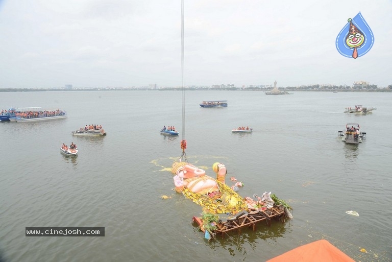 Khairatabad Ganesh Nimajjanam 2019 - 21 / 42 photos