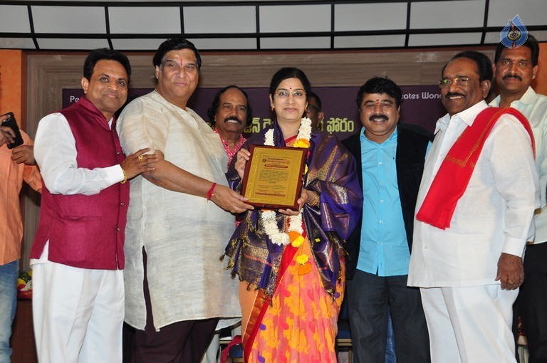 Kohinoor Mahila Shiromani Awards Presentation - 13 / 31 photos