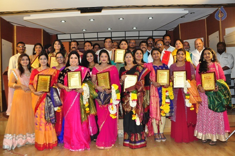 Kohinoor Mahila Shiromani Awards Presentation - 19 / 31 photos