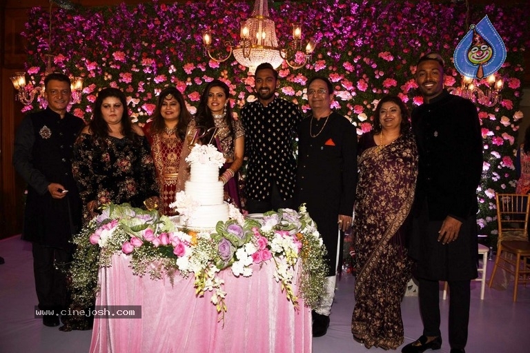 Hardik Pandya Brother Krunal Pandya Reception Cermony - 8 / 15 photos