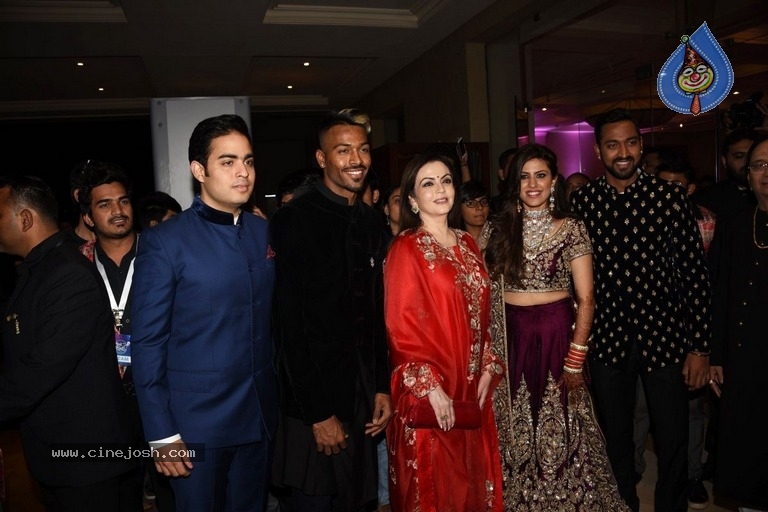 Hardik Pandya Brother Krunal Pandya Reception Cermony - 13 / 15 photos